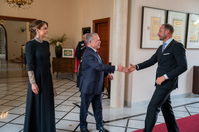 Kronprins Haakon ble tatt imot av Kong Abdullah og Dronning Rania. Foto: Royal Hashemite Court RHC
